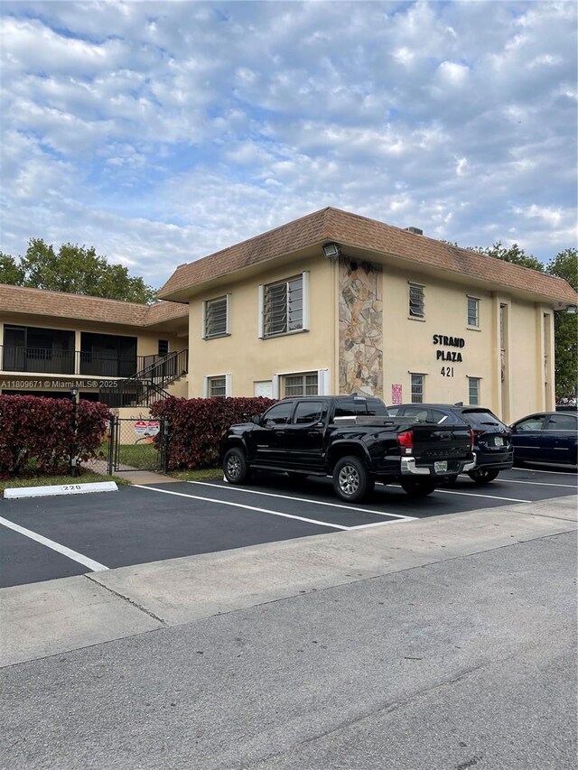421 NE 1st St Unit 119, Hallandale Beach, FL 33009 - view of property with uncovered parking