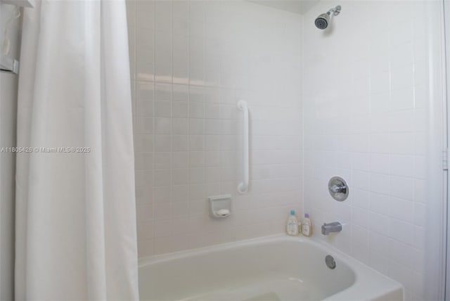 2597 SE 7th Ct, Homestead, FL 33033 - bathroom featuring shower / bathtub combination with curtain