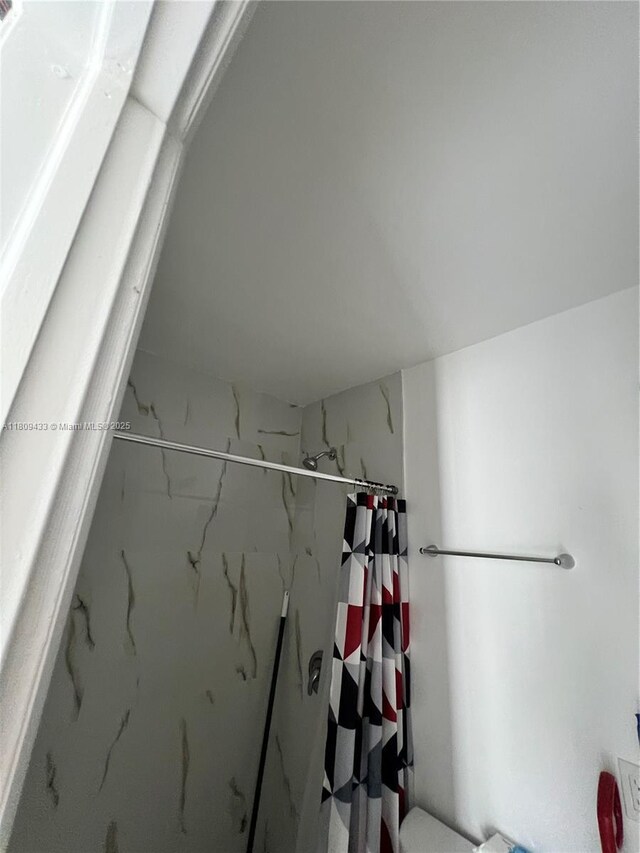 7821 NW 30th St, Davie, FL 33024 - bathroom view of a shower with curtain and toilet