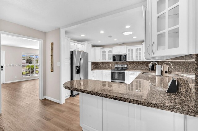 4271 SW 67th Ter, Davie, FL 33314 - kitchen with appliances with stainless steel finishes, a peninsula, baseboards, decorative backsplash, and recessed lighting