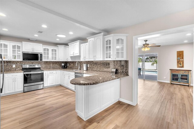 4271 SW 67th Ter, Davie, FL 33314 - kitchen with appliances with stainless steel finishes, a sink, backsplash, light wood-style floors, and recessed lighting