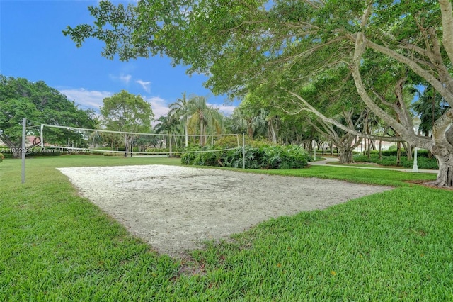 1070 Briar Ridge Rd, Weston, FL 33327 - surrounding community featuring volleyball court and a yard