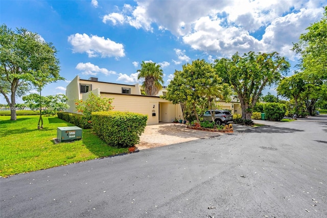 7619 SW 102nd Pl, Miami, FL 33173 - view of property featuring a front yard and driveway