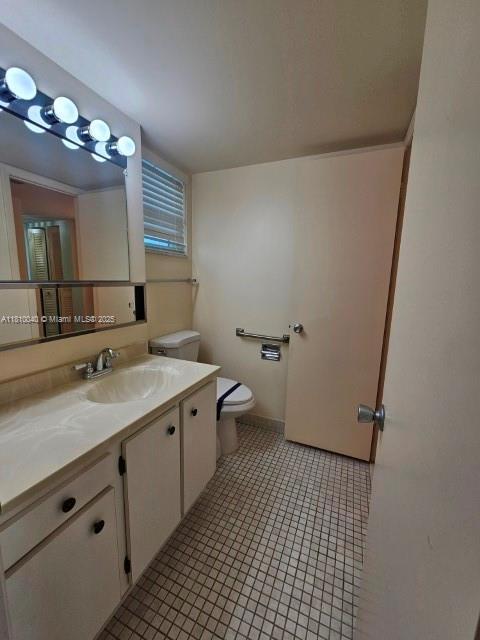 900 Colony Point Cir Unit 505, Pembroke Pines, FL 33026 - bathroom featuring toilet, vanity, and tile patterned floors