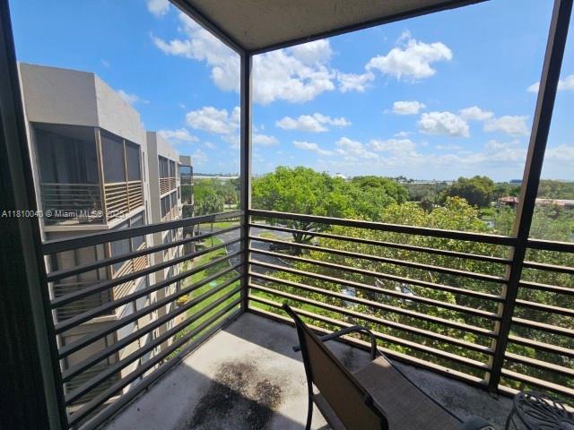 900 Colony Point Cir Unit 505, Pembroke Pines, FL 33026 - view of balcony