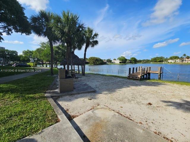 900 Colony Point Cir Unit 505, Pembroke Pines, FL 33026 - detailed view of stucco siding