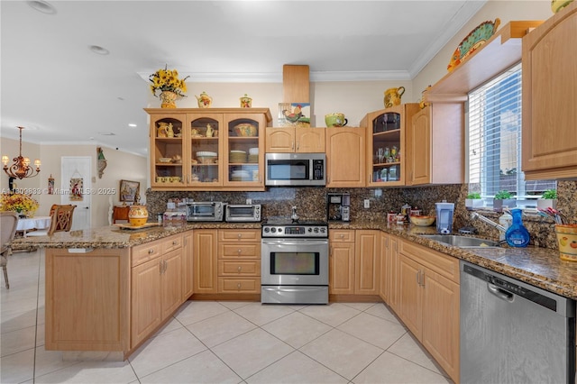2801 SW 139th Ct, Miami, FL 33175 - kitchen with stainless steel appliances, a sink, a peninsula, crown molding, and backsplash