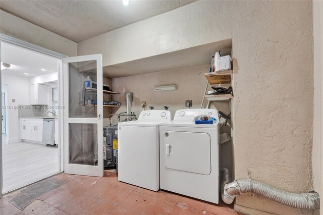7204 NW 76th Dr, Tamarac, FL 33321 - laundry area featuring a textured wall and washing machine and clothes dryer