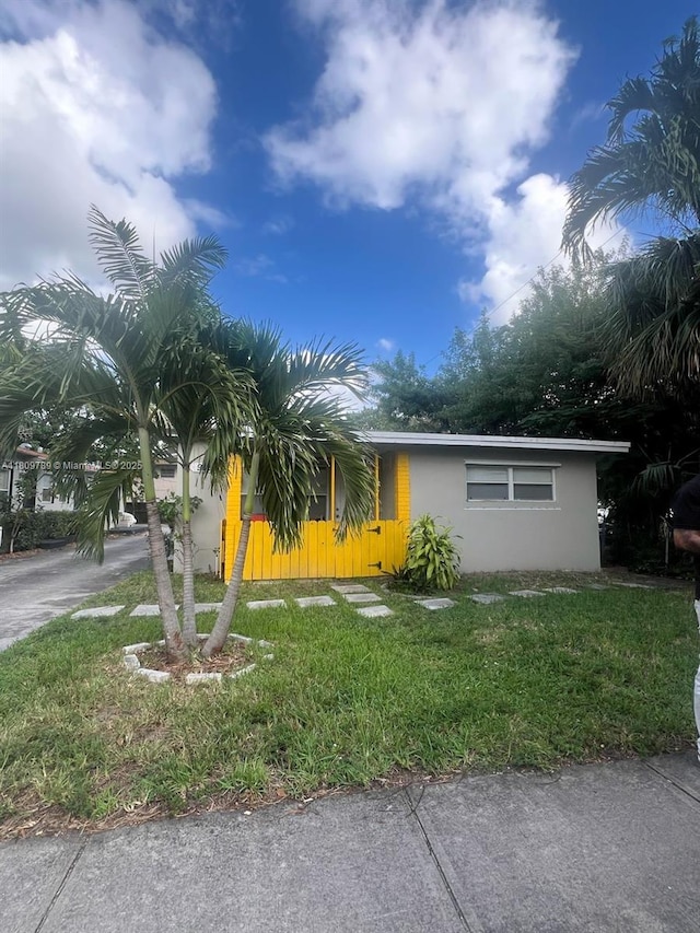 915 N 19th Ave, Hollywood, FL 33020 - view of front of house featuring stucco siding and a front lawn