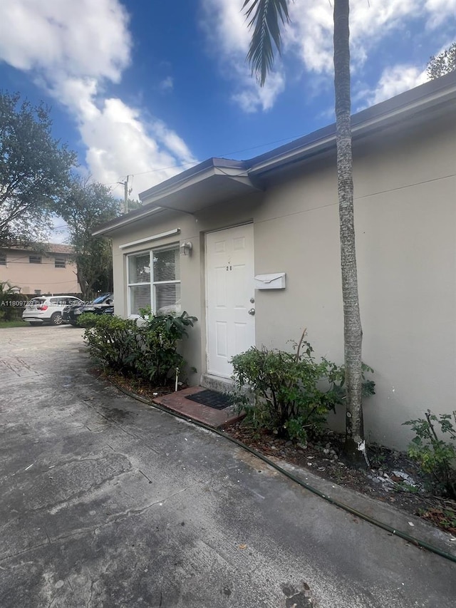 915 N 19th Ave, Hollywood, FL 33020 - property entrance featuring stucco siding