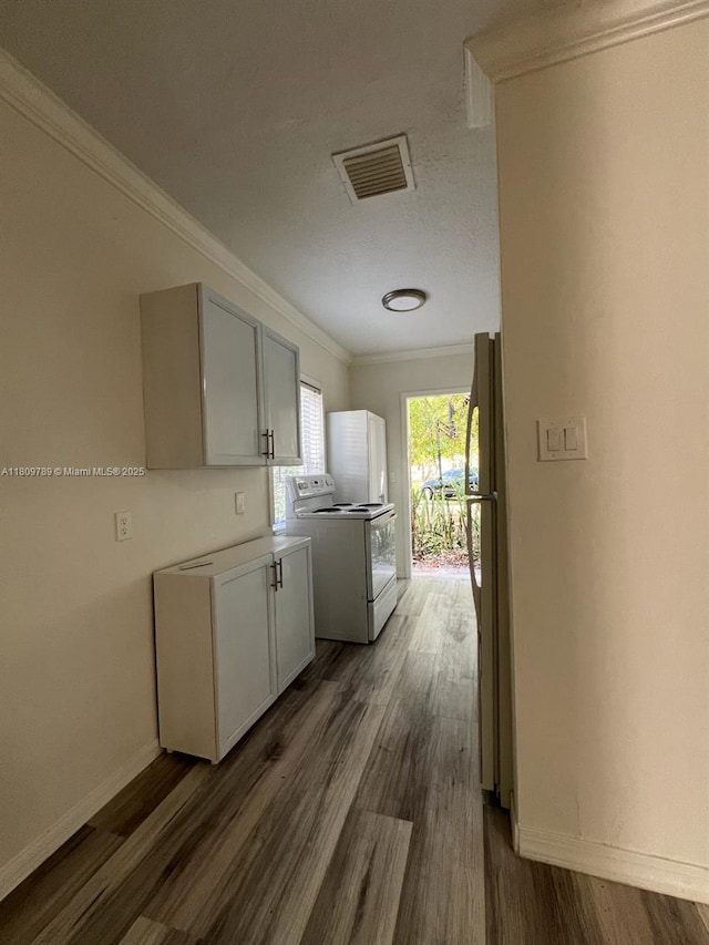 915 N 19th Ave, Hollywood, FL 33020 - laundry area featuring crown molding, dark wood-style floors, baseboards, and cabinet space