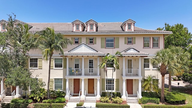 4123 Parkside Dr, Jupiter, FL 33458 - view of front facade with stucco siding and a balcony