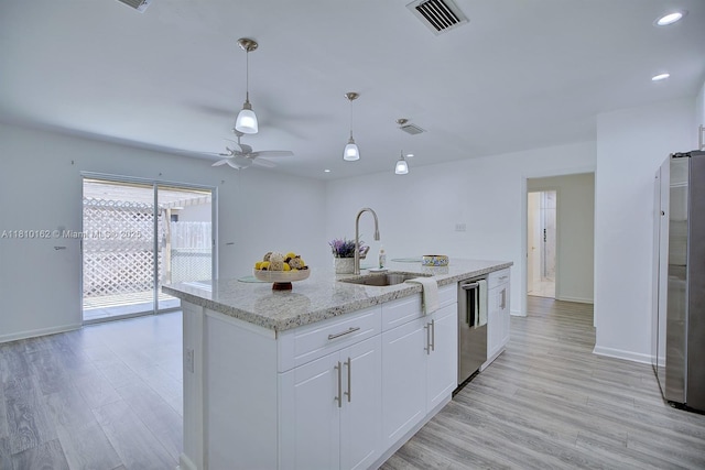 100 Honeysuckle Ln, Lake Placid, FL 33852 - kitchen featuring appliances with stainless steel finishes, a sink, light wood-style flooring, pendant lighting, and recessed lighting
