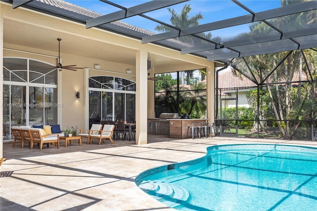 146 Dockside Cir, Weston, FL 33327 - swimming pool with an outdoor kitchen, a patio area, outdoor lounge area, a ceiling fan, and a lanai