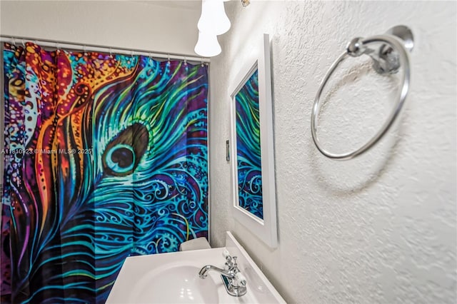 4697 SW 35th Ave, Dania Beach, FL 33312 - bathroom featuring a textured wall and a sink