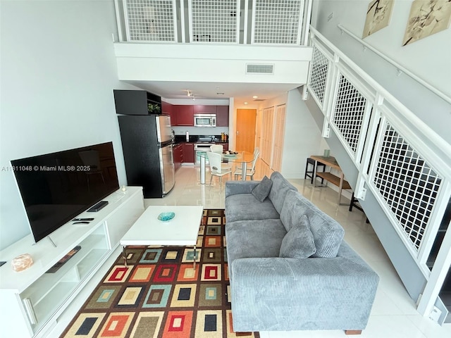 253 NE 2nd St Unit 625, Miami, FL 33132 - living room featuring a high ceiling