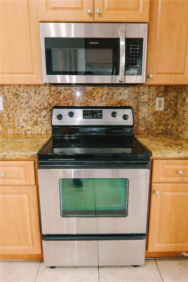 7191 W 24th Ave Unit 31-Ph7, Hialeah, FL 33016 - kitchen with appliances with stainless steel finishes, light tile patterned flooring, decorative backsplash, and light brown cabinetry