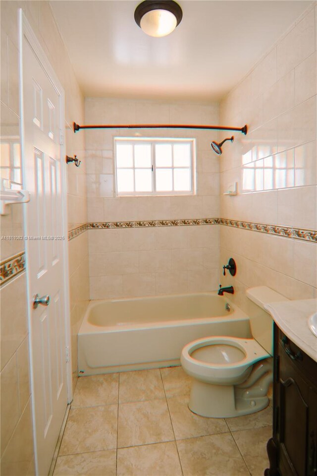 7191 W 24th Ave Unit 31-Ph7, Hialeah, FL 33016 - bathroom featuring vanity, shower / tub combination, toilet, and tile patterned floors