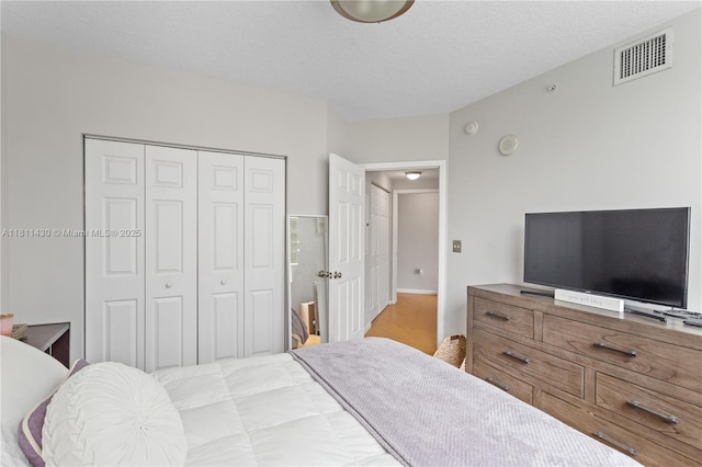 2000 N Bayshore Dr Unit 401, Miami, FL 33137 - bedroom with a closet and a textured ceiling