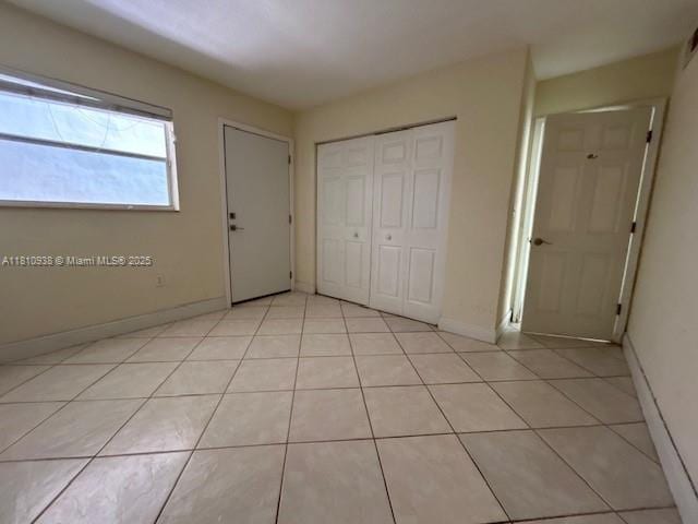 8475 SW 94th St Unit 116E, Miami, FL 33156 - foyer featuring light tile patterned floors and baseboards