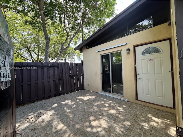322 Briarwood Cir Unit 1-17, Hollywood, FL 33024 - entrance to property with stucco siding and a patio area