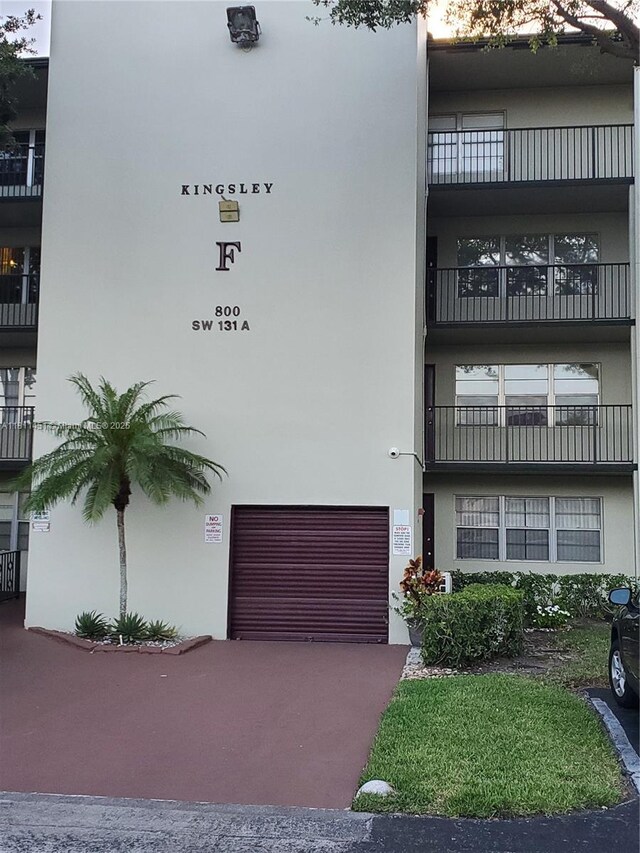 800 SW 131st Ave Unit 113F, Pembroke Pines, FL 33027 - view of property with a garage and concrete driveway