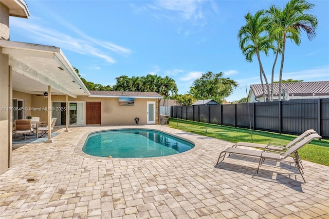 651 E Lake Dasha Dr, Plantation, FL 33324 - view of swimming pool featuring a patio area, a fenced backyard, and ceiling fan