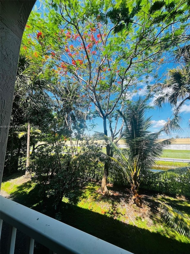 5670 NW 116th Ave Unit 212, Doral, FL 33178 - view of yard with a balcony