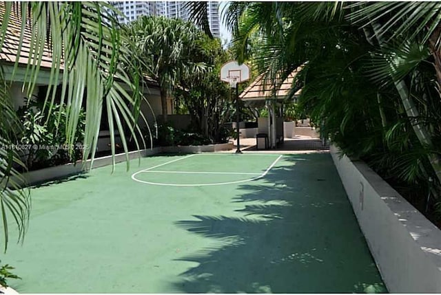 520 Brickell Key Dr Unit A811, Miami, FL 33131 - view of basketball court featuring community basketball court