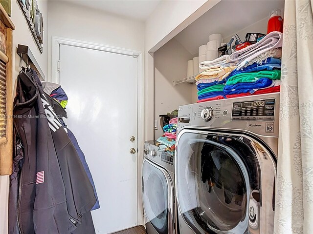 21241 SW 88th Pl, Cutler Bay, FL 33189 - laundry area featuring washing machine and dryer