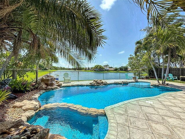 21241 SW 88th Pl, Cutler Bay, FL 33189 - view of swimming pool featuring a fenced backyard, a pool with connected hot tub, and a patio