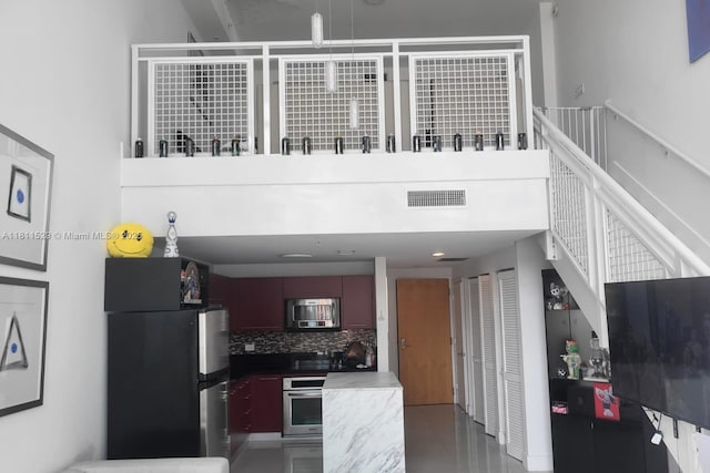 244 Biscayne Blvd Unit 644, Miami, FL 33132 - kitchen with stainless steel appliances, tasteful backsplash, and a towering ceiling