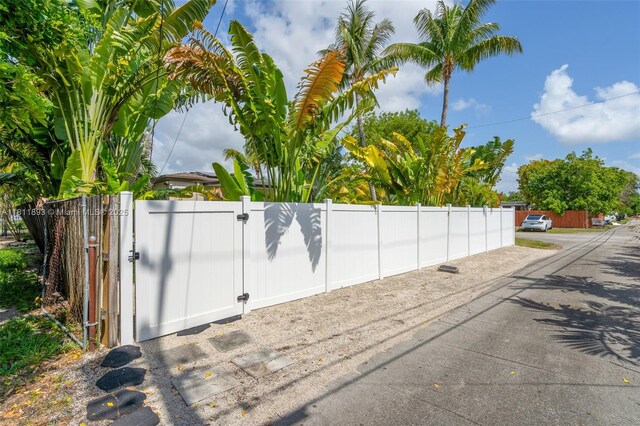 17491 NE 19th Ave, North Miami Beach, FL 33162 - view of gate