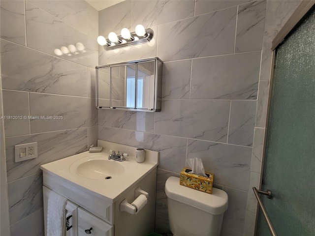 15600 NE 6th Ave Unit 33A, Miami, FL 33162 - bathroom featuring tile walls, toilet, vanity, and backsplash