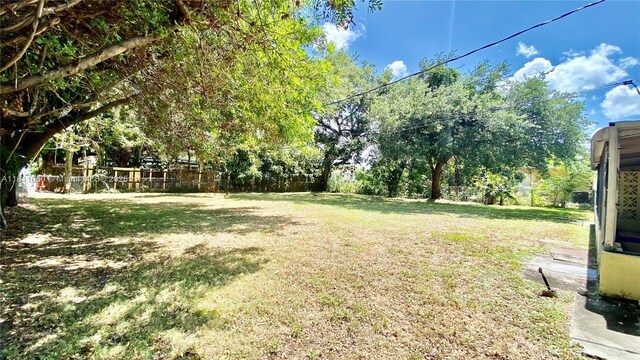 580 NE 139th St, North Miami, FL 33161 - view of yard
