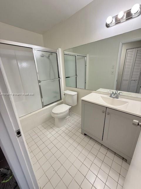 9423 NW 65th St Unit E2, Tamarac, FL 33321 - full bath featuring tile patterned floors, toilet, vanity, and combined bath / shower with glass door