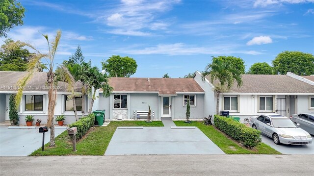 5651 SW 139th Pl, Miami, FL 33183 - ranch-style home featuring stucco siding, a front yard, and roof with shingles