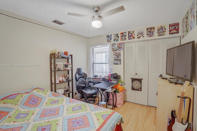 10 Afton Pl, Boynton Beach, FL 33426 - bedroom with a textured ceiling, light wood-style floors, a closet, and ceiling fan