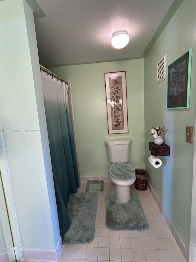 9577 W Mcnab Rd Unit 110, Tamarac, FL 33321 - full bath with toilet, tile patterned flooring, baseboards, and a shower with curtain