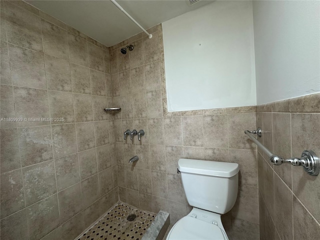 1130 11th St Unit 4J, Miami Beach, FL 33139 - bathroom featuring tiled shower, toilet, and tile walls