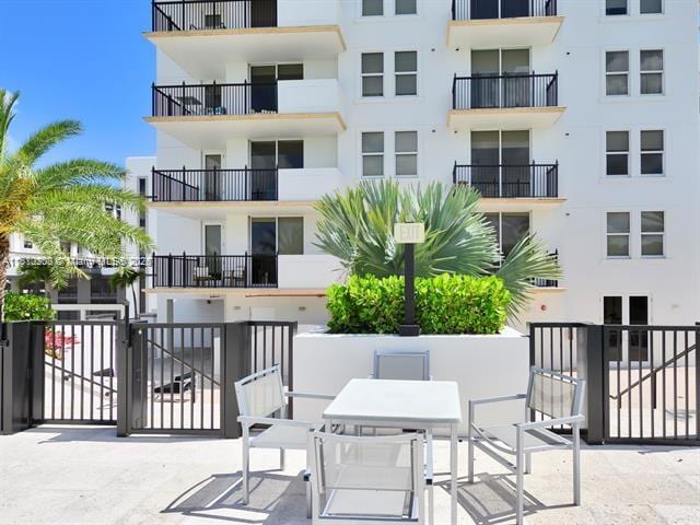 4100 Salzedo St Unit 901, Coral Gables, FL 33146 - view of patio / terrace featuring outdoor dining space