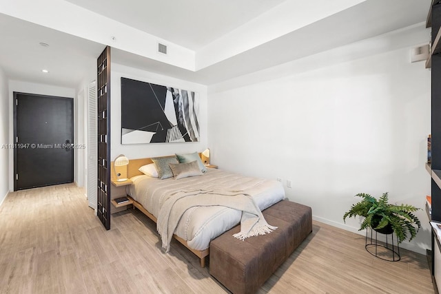 398 NE 5th St Unit 2704, Miami, FL 33132 - bedroom featuring light wood-style flooring, baseboards, and recessed lighting