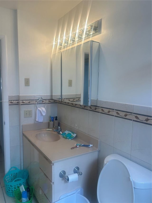 5300 Washington St Unit F215, Hollywood, FL 33021 - bathroom with tile walls, toilet, vanity, and a wainscoted wall
