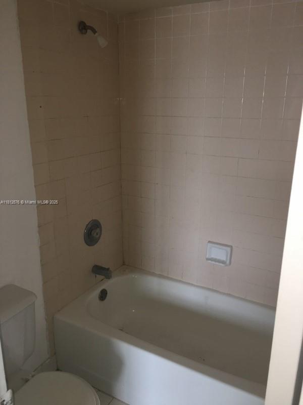 1061 Jefferson Dr Unit 1061B, Homestead, FL 33034 - full bath featuring toilet and shower / washtub combination