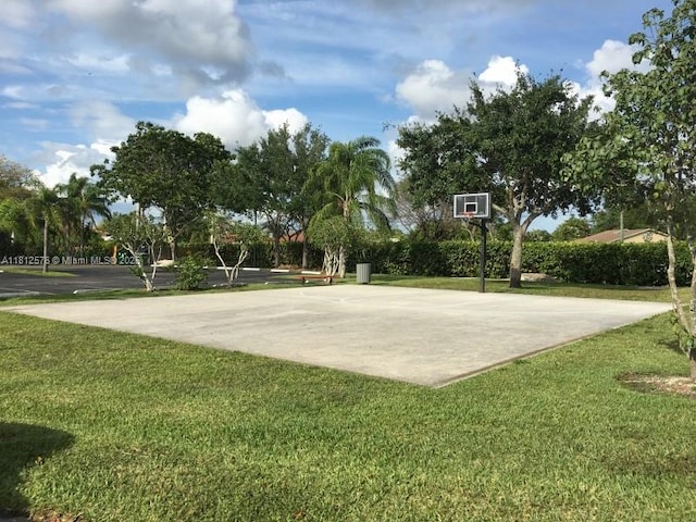 1061 Jefferson Dr Unit 1061B, Homestead, FL 33034 - view of basketball court with community basketball court and a lawn
