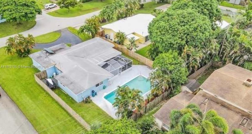 1601 SW 2nd Ave, Pompano Beach, FL 33060 - aerial view of property and surrounding area featuring a pool