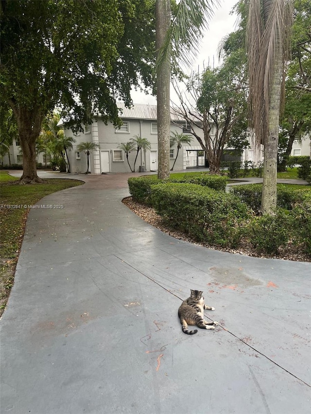 17255 SW 95th Ave Unit D-349, Palmetto Bay, FL 33157 - view of front of house with curved driveway and stucco siding