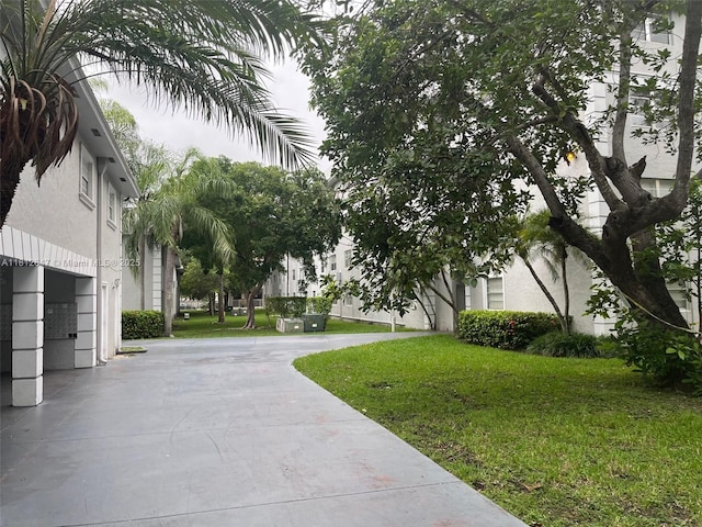 17255 SW 95th Ave Unit D-349, Palmetto Bay, FL 33157 - view of community with driveway, a lawn, and a garage