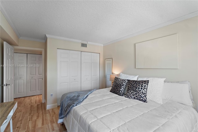 3000 Coral Way Unit 510, Miami, FL 33145 - bedroom featuring wood finished floors, crown molding, a textured ceiling, a closet, and baseboards