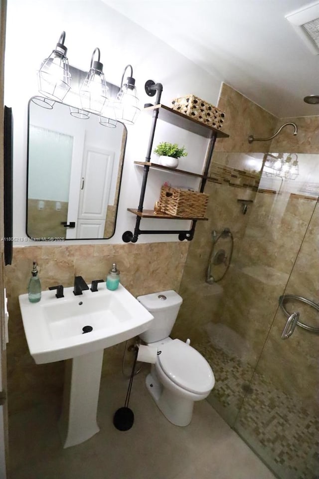 11613 N 42nd Rd N, West Palm Beach, FL 33411 - bathroom with tiled shower, toilet, and tile walls